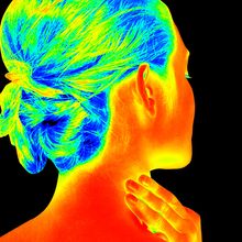 A thermal image of a woman&rsquo;s head and neck taken from the back.