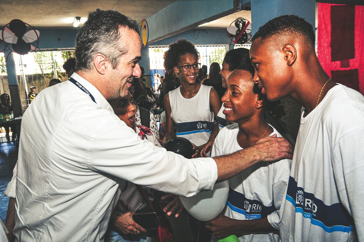 Vector biologist Luciano Moreira talks about Wolbachia to teenagers in the city of Rio de Janeiro, Brazil.