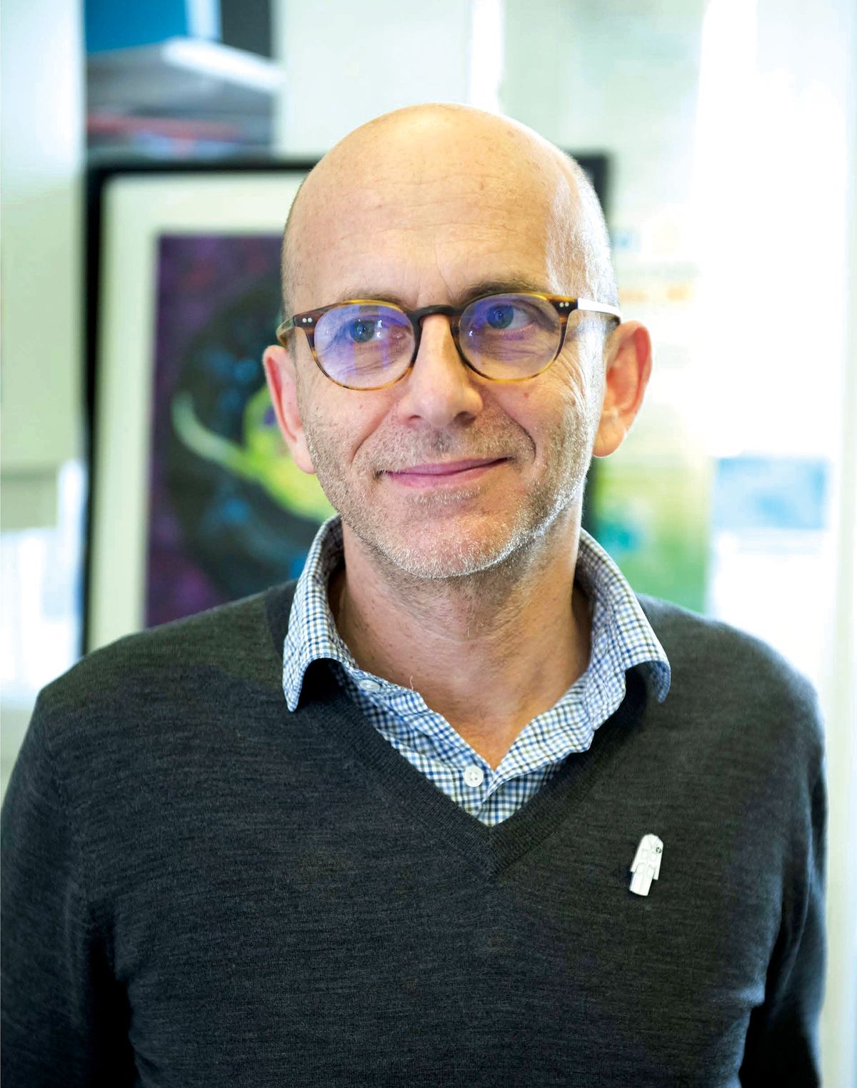 Olivier Schwartz, a virologist at the Pasteur Institute, studies HIV and other human pathogenic viruses. He wears a gray pullover and glasses.